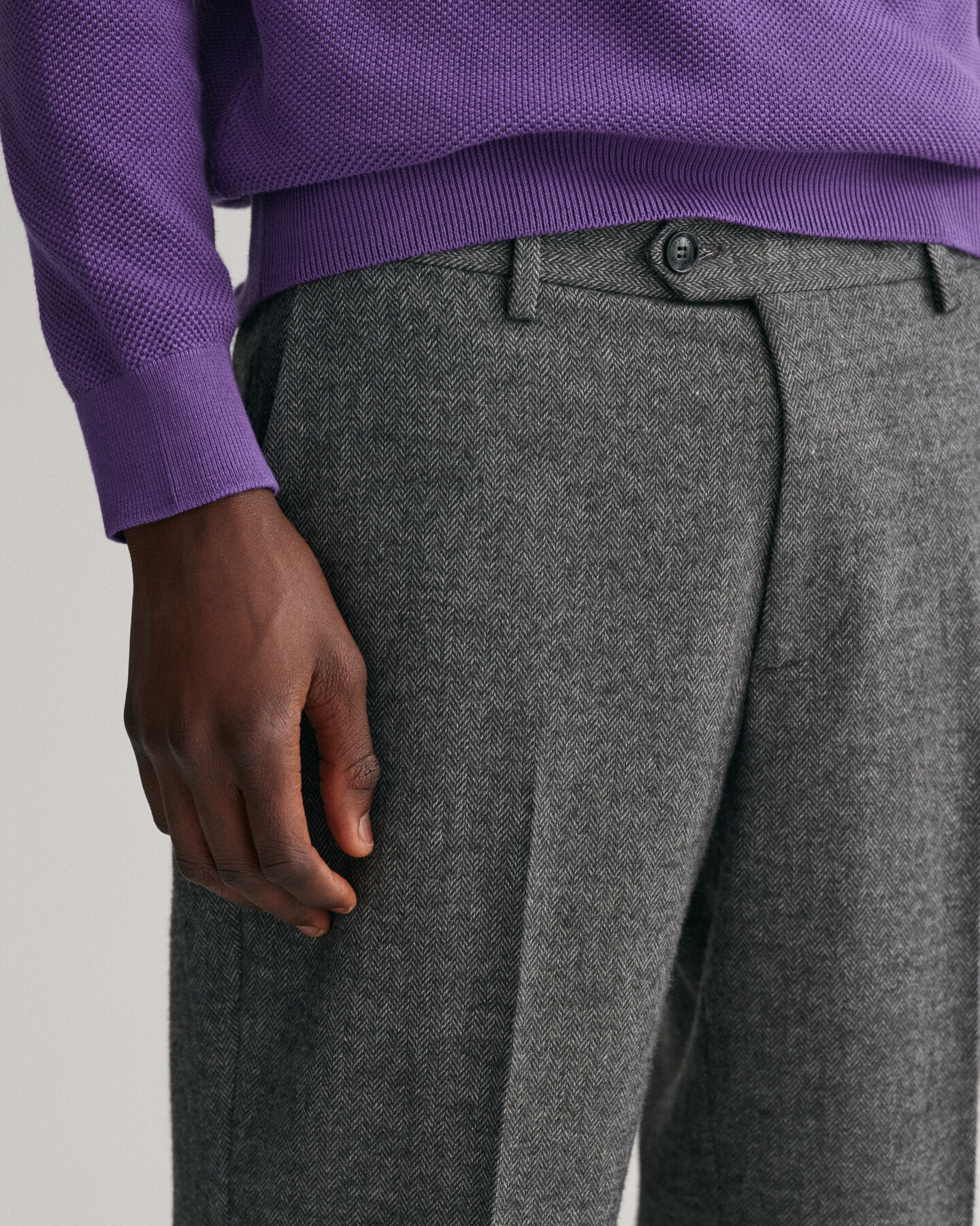 Schmal zulaufende Hose mit Fischgrätmuster