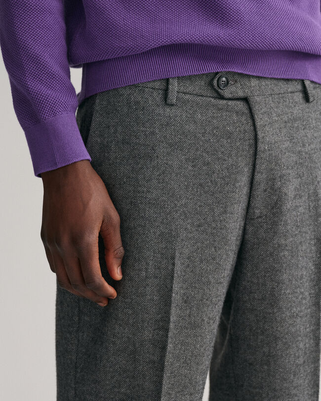 Schmal zulaufende Hose mit Fischgrätmuster