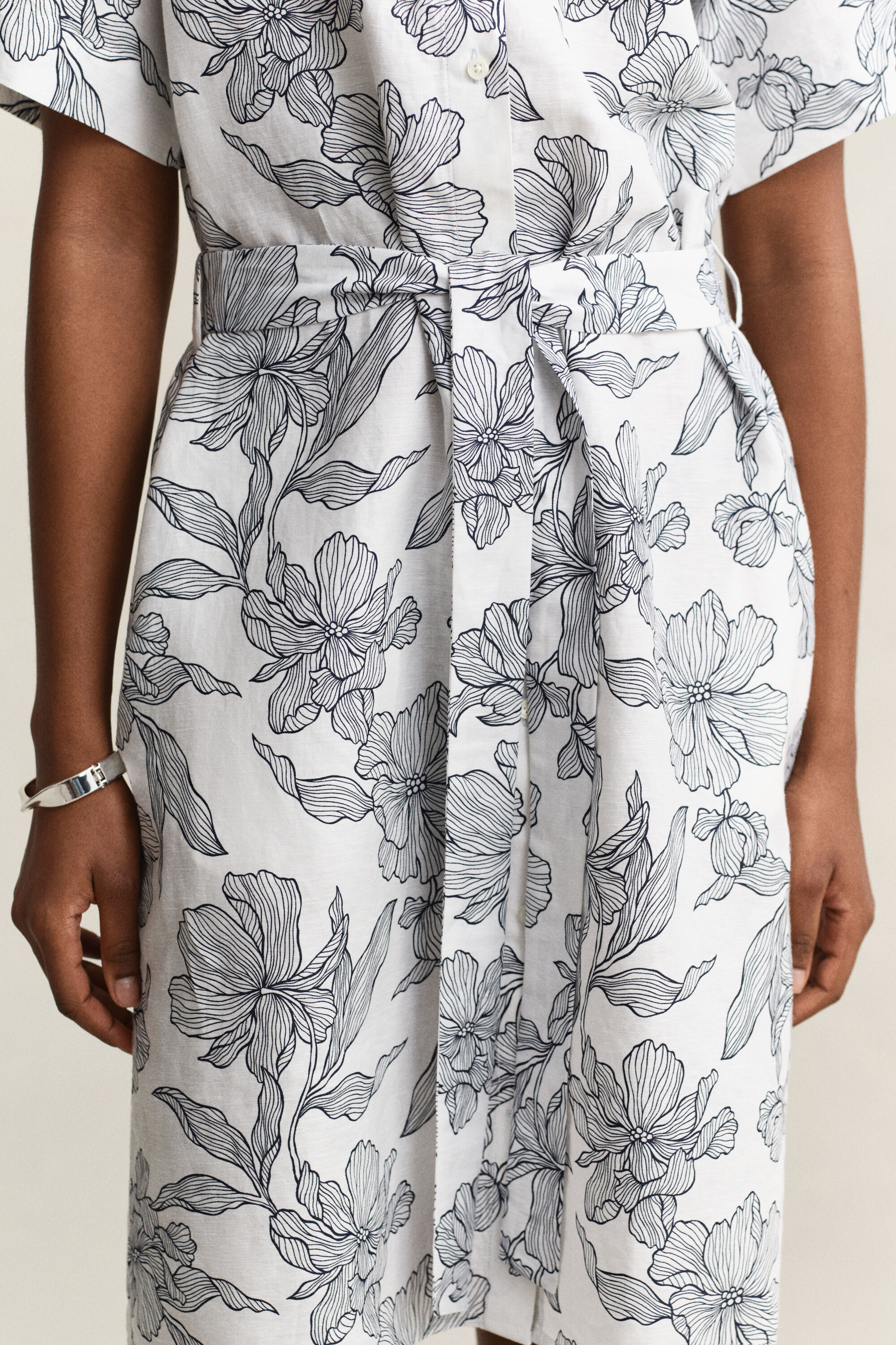 Geblümtes Hemdblusenkleid aus Leinen