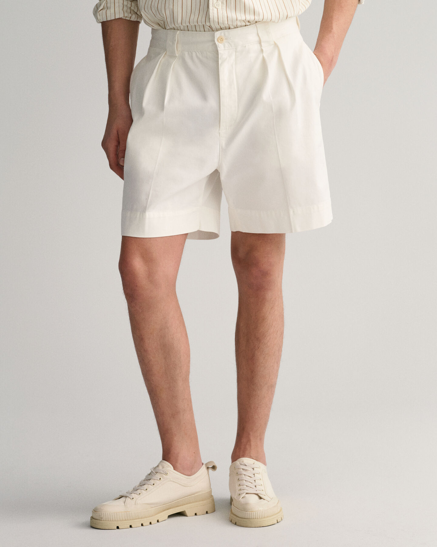 Twill-Chinoshorts mit Bundfalten