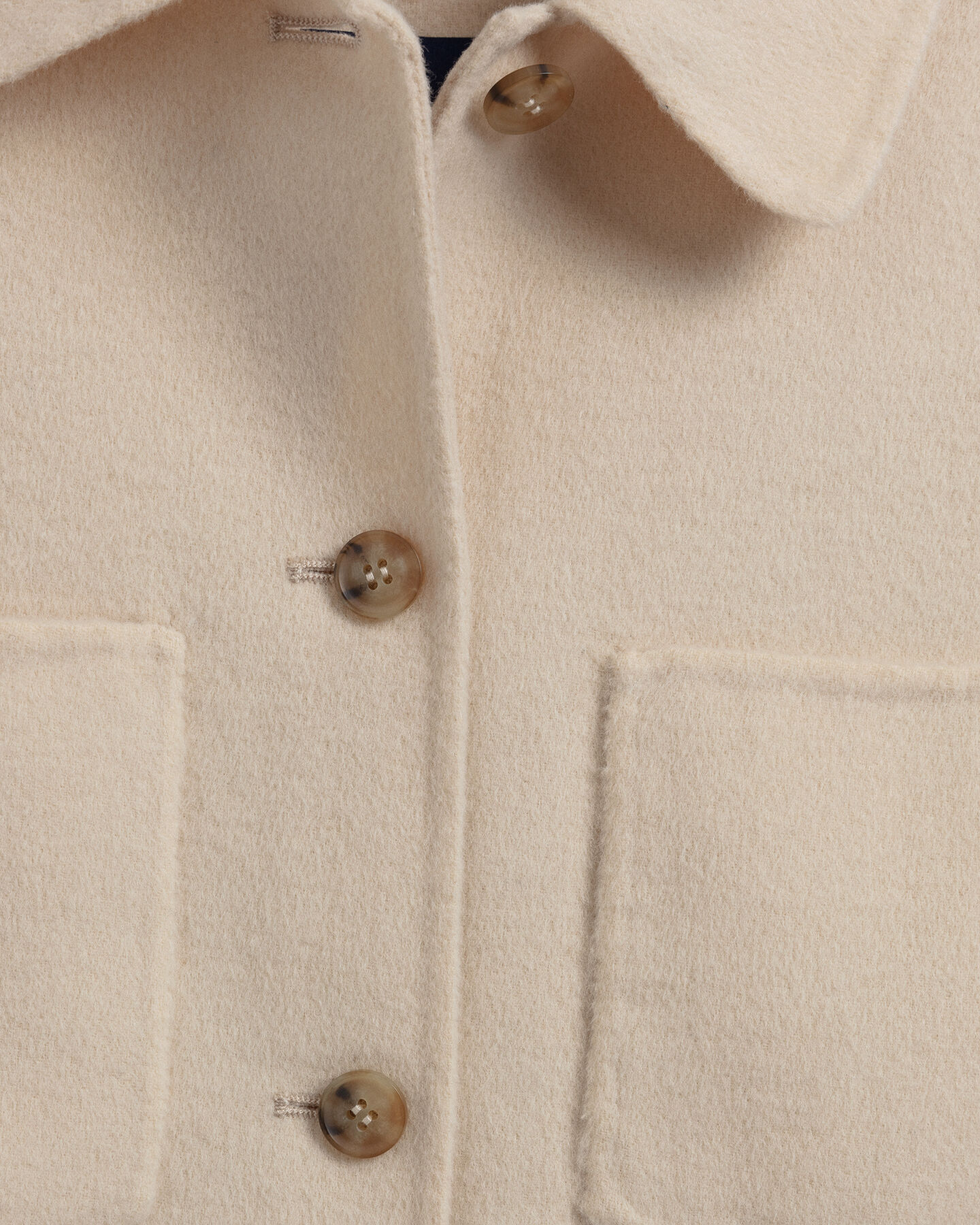 Handbestickte Hemdjacke