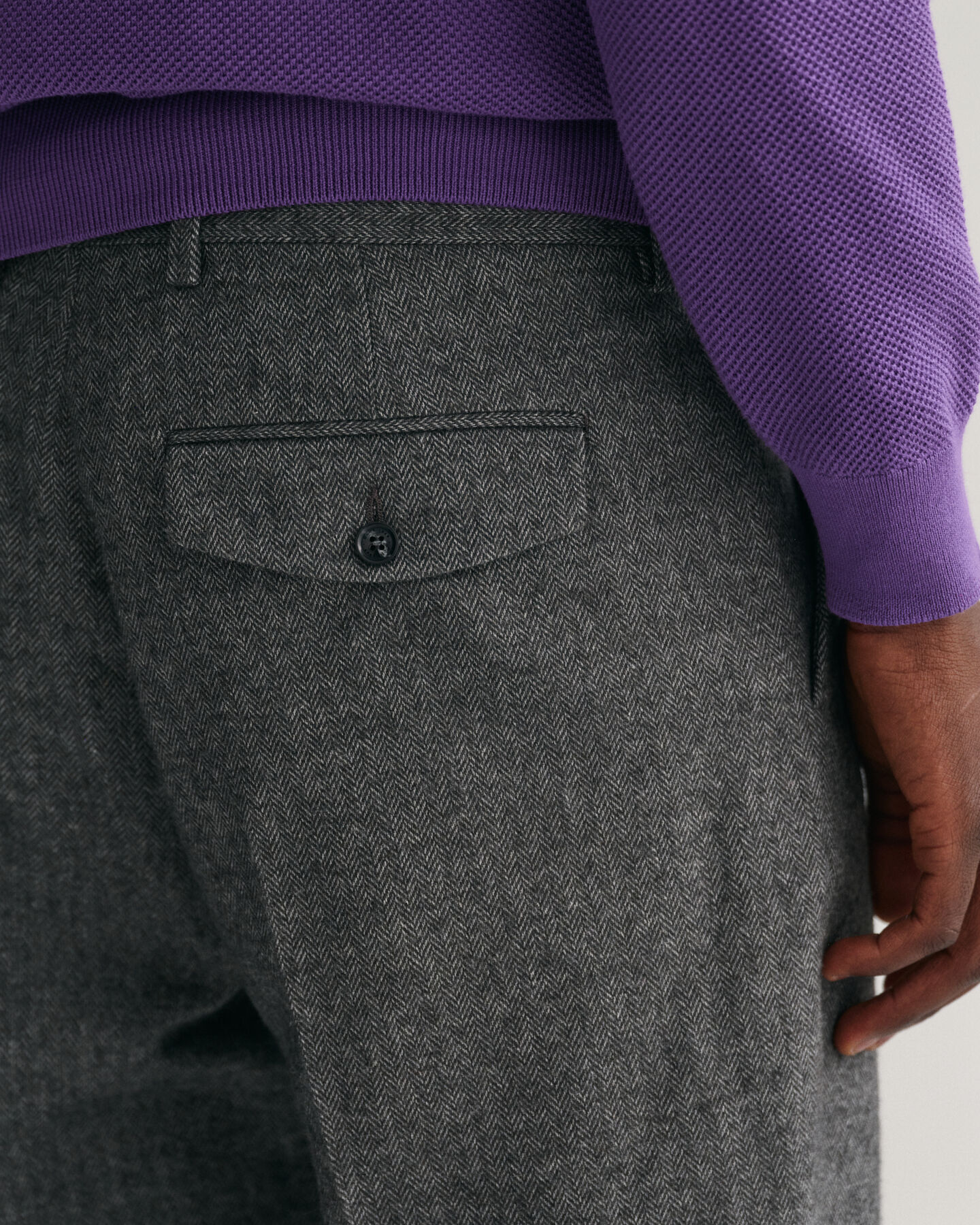 Schmal zulaufende Hose mit Fischgrätmuster