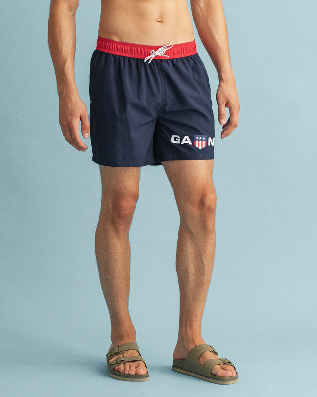Classic Fit Retro Shield Badeshorts