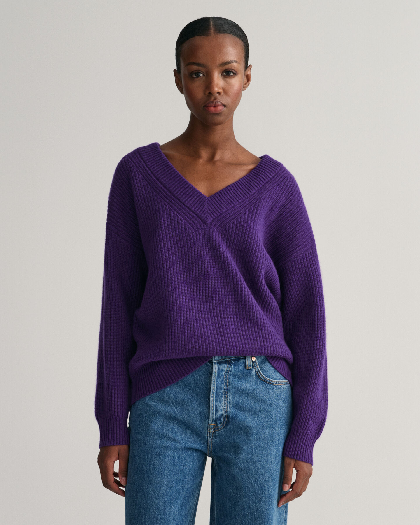 Gerippter V-Neck Wollpullover
