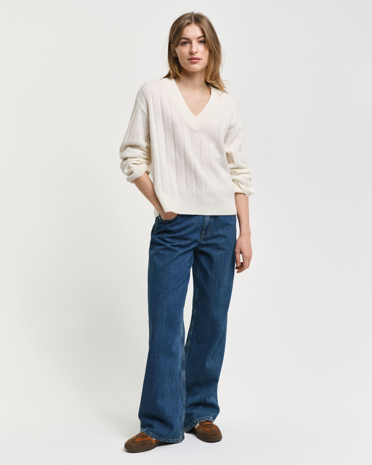 Breit gerippter V-Neck Wollpullover