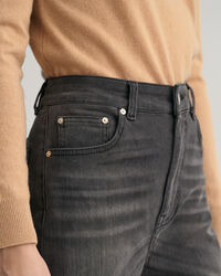 Verk&uuml;rzte Jeans mit ausgestelltem Bein