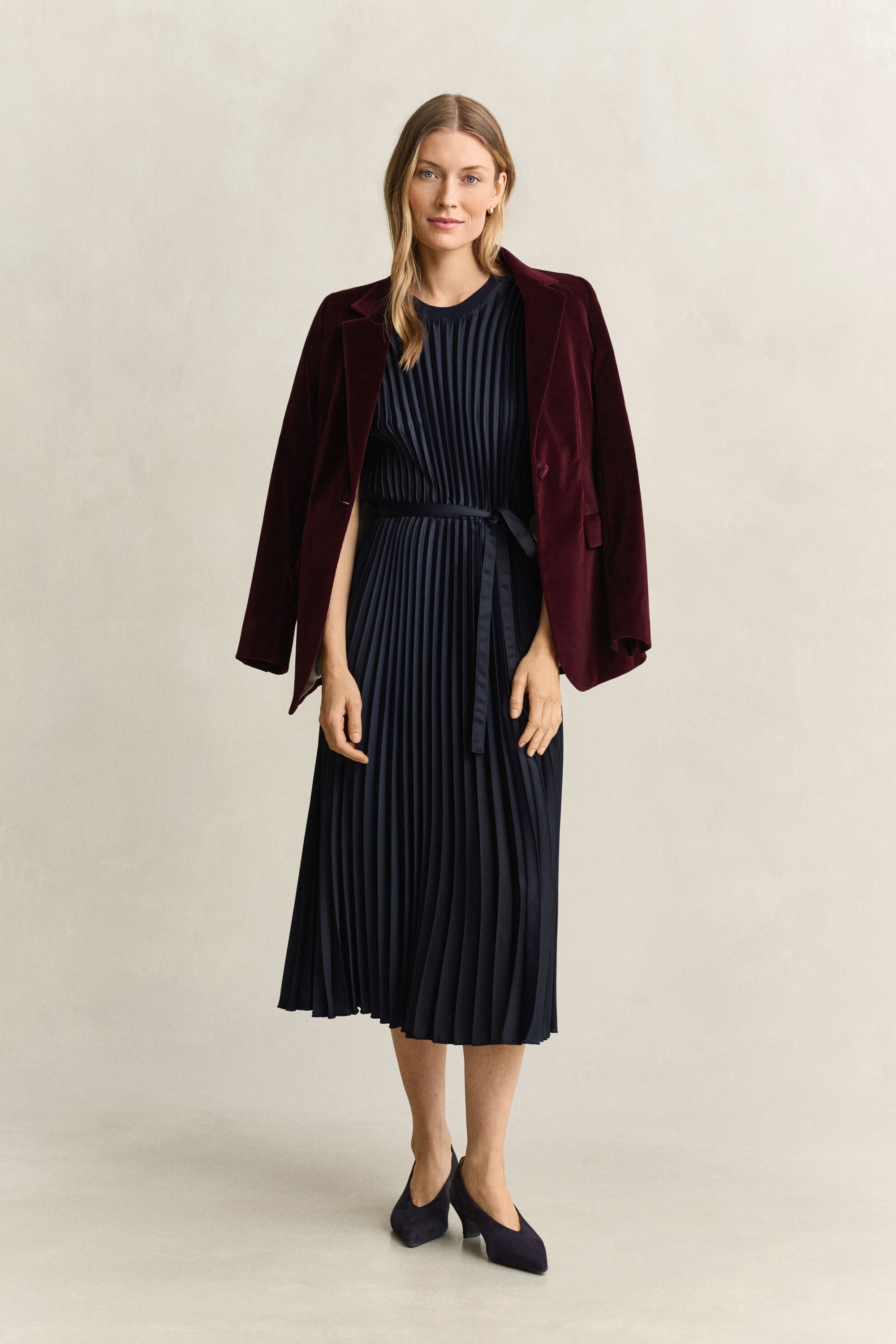 Plissiertes Kleid mit Gürtel