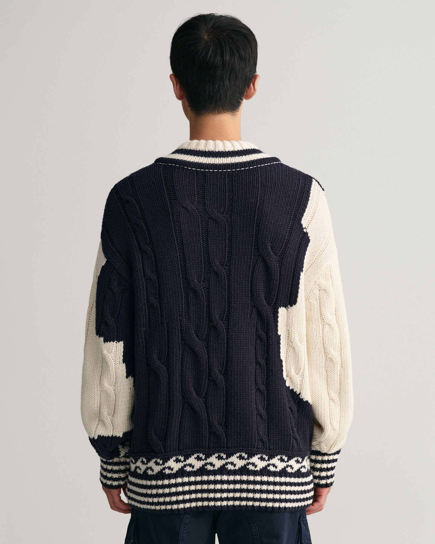 V-Neck Pullover mit Intarsienstrickerei