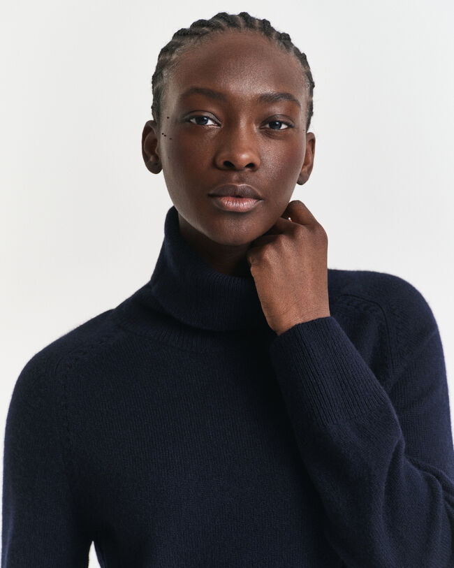 Rollkragenkleid mit Strickdetails