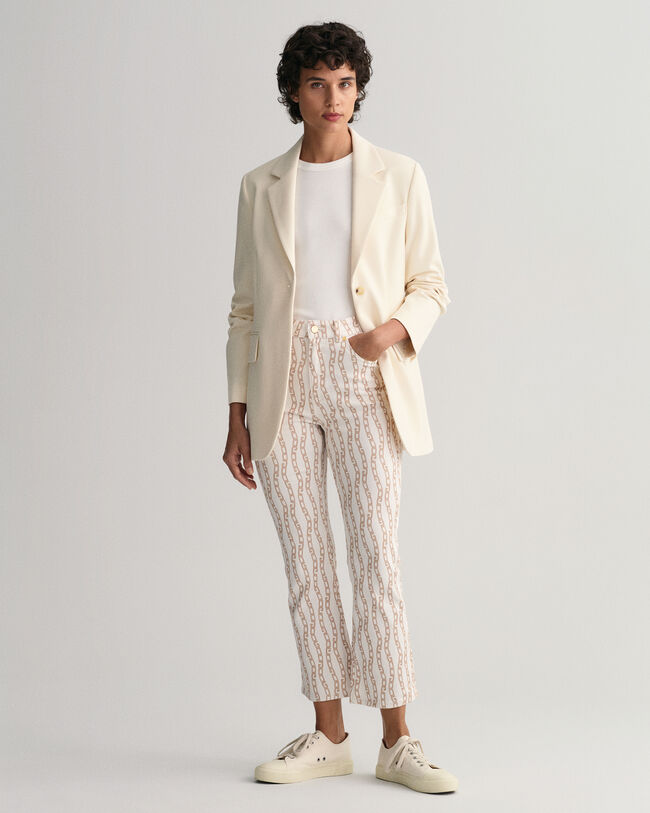 Verk&uuml;rzte Jeans mit Kettenprint