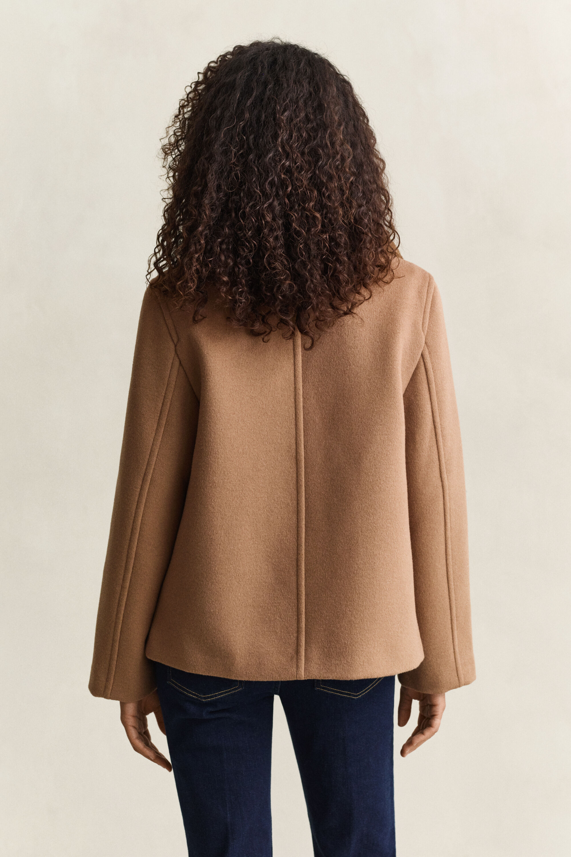 Jacke mit Kragen aus Kunstfell