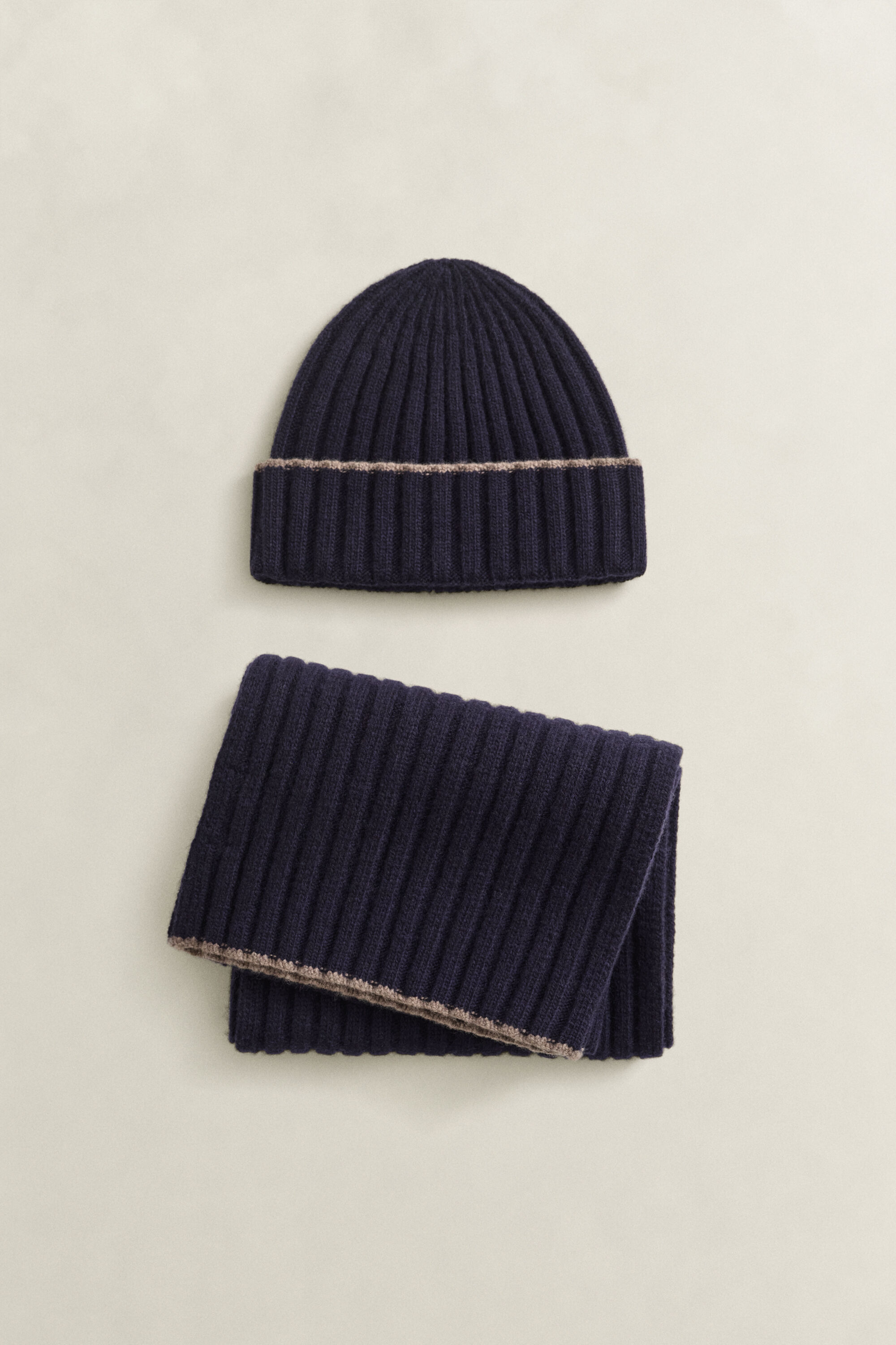 Schal und Beanie mit Randstreifen im Geschenkeset
