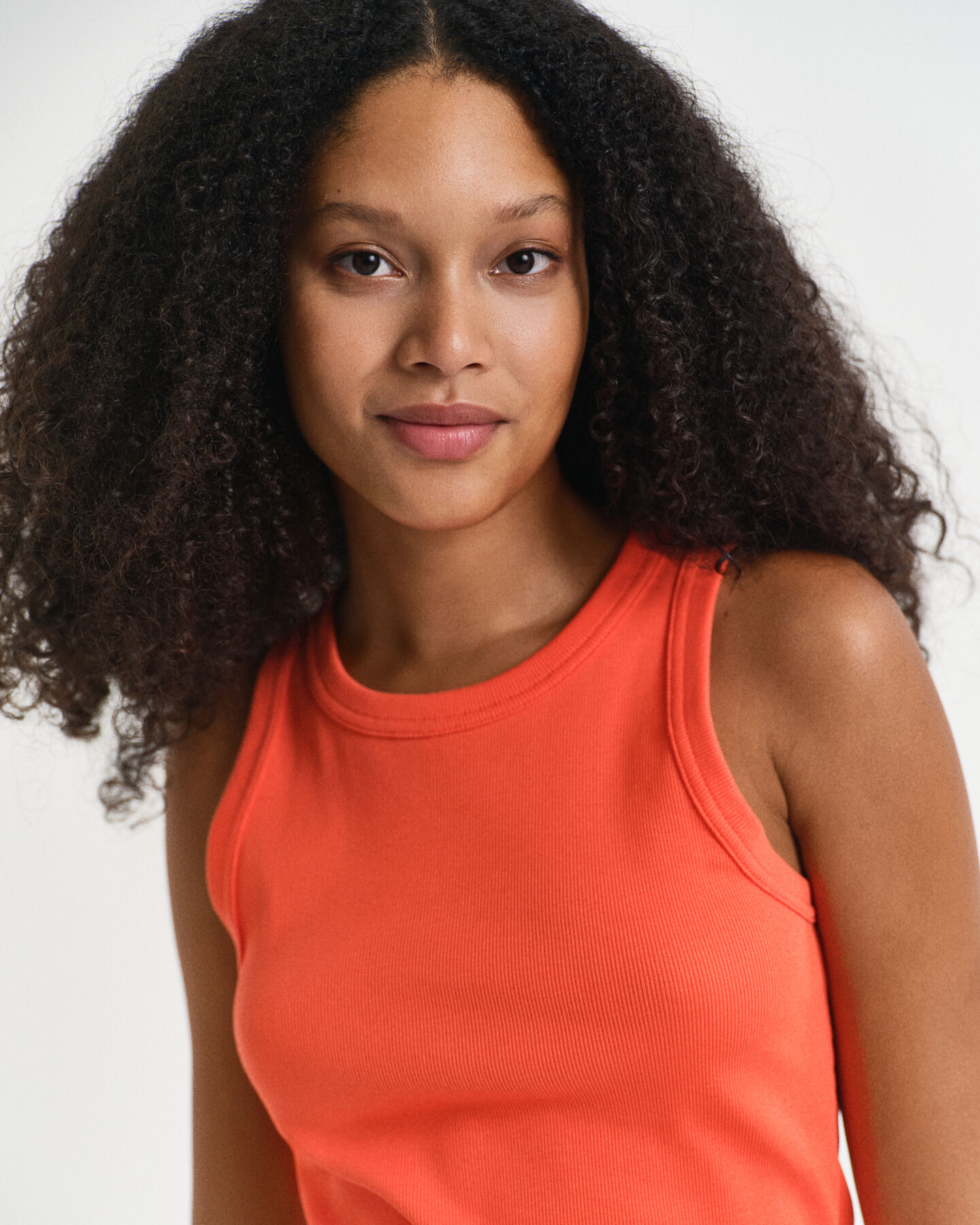 Geripptes Tanktop mit hohem Kragen