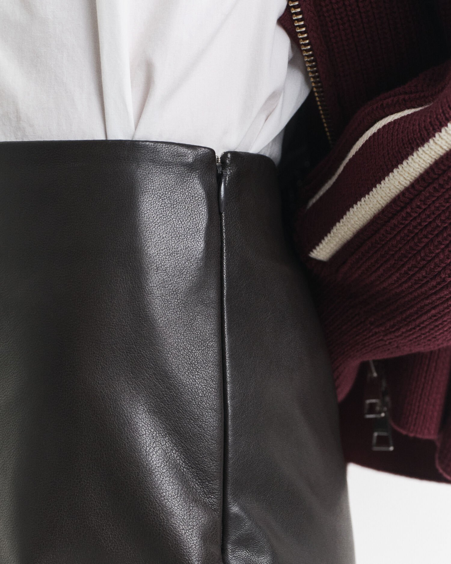 Bleistiftrock aus Leder in Midilänge