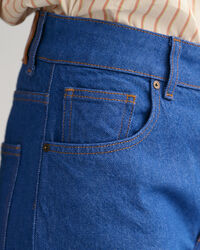 Leuchtblaue Jeans mit weitem Bein