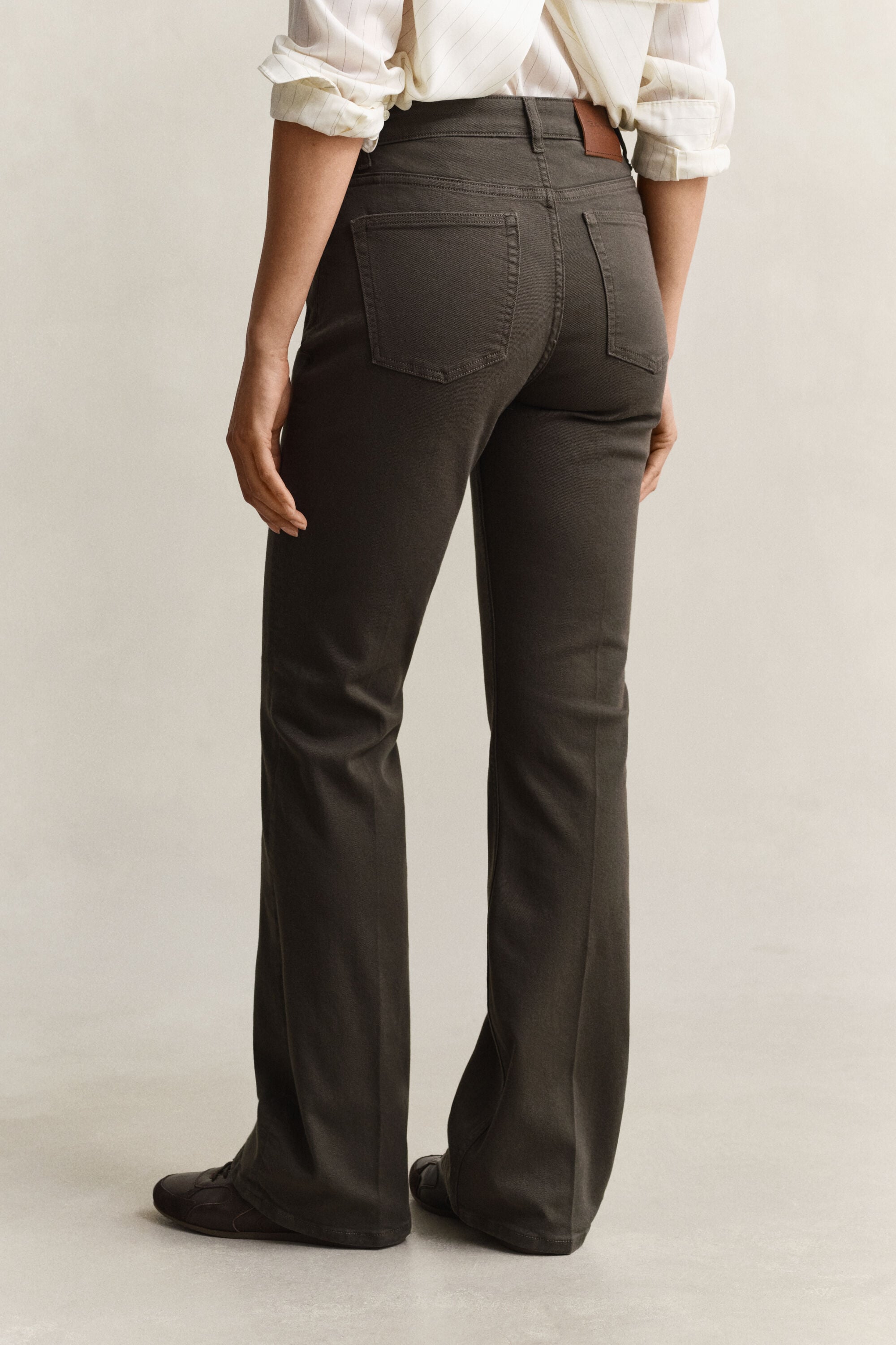 Farbige Slim Fit Jeans mit ausgestelltem Bein