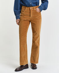 Cordjeans mit ausgestelltem Bein