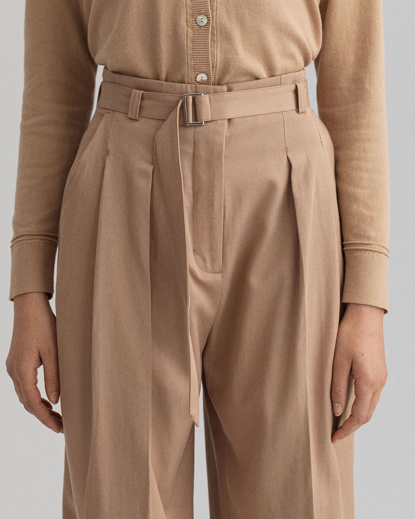 Fluid Bundfalten-Chinohose mit hohem Bund